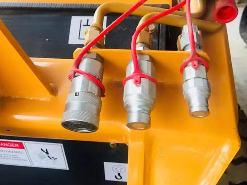 小型轮式滑移铲车